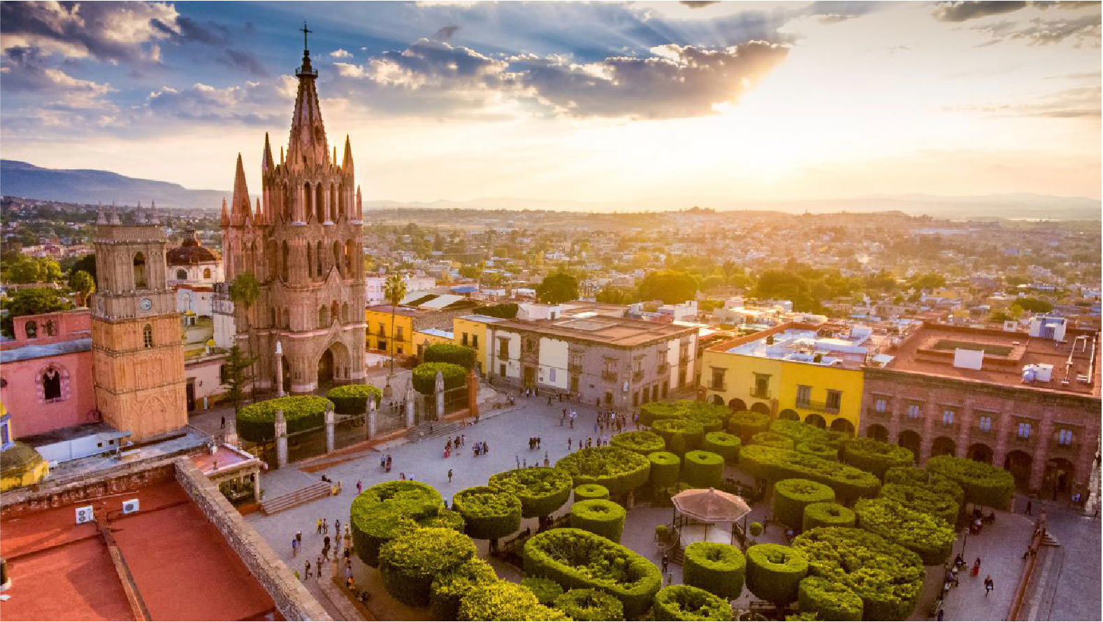Vista aérea de San Miguel de Allende con la Parroquia de San Miguel Arcángel